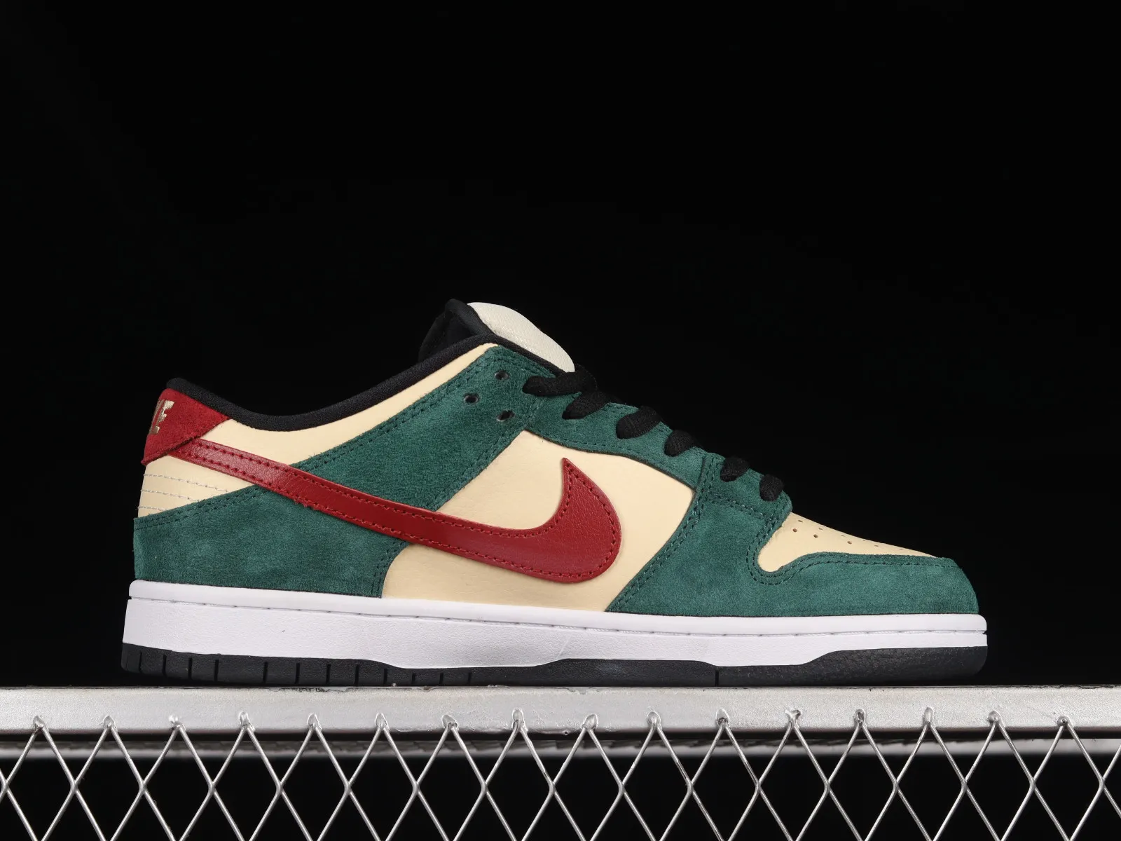 Nike SB Dunk Low Vegas Gold Team Red Team Green 304292-700