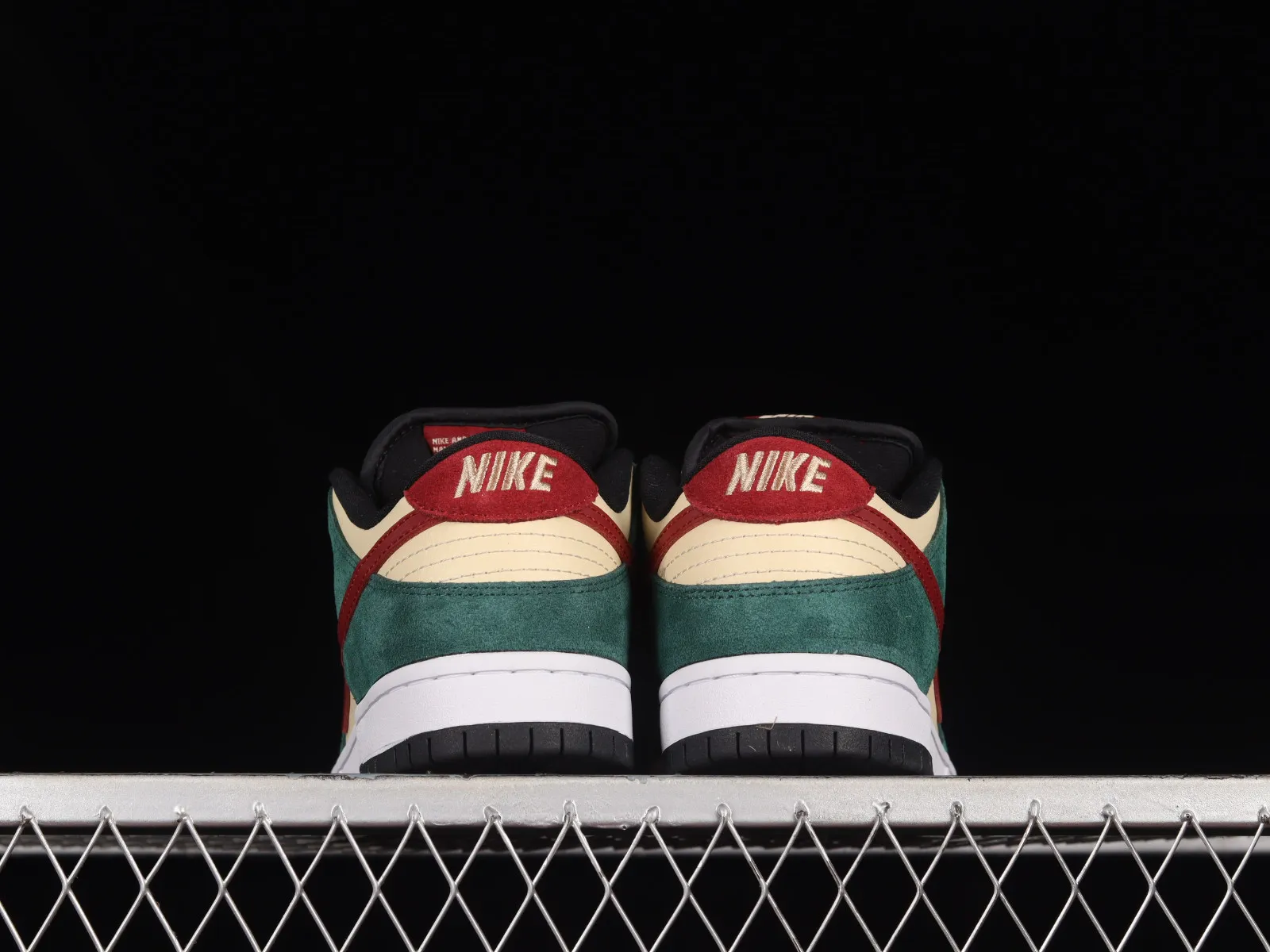 Nike SB Dunk Low Vegas Gold Team Red Team Green 304292-700