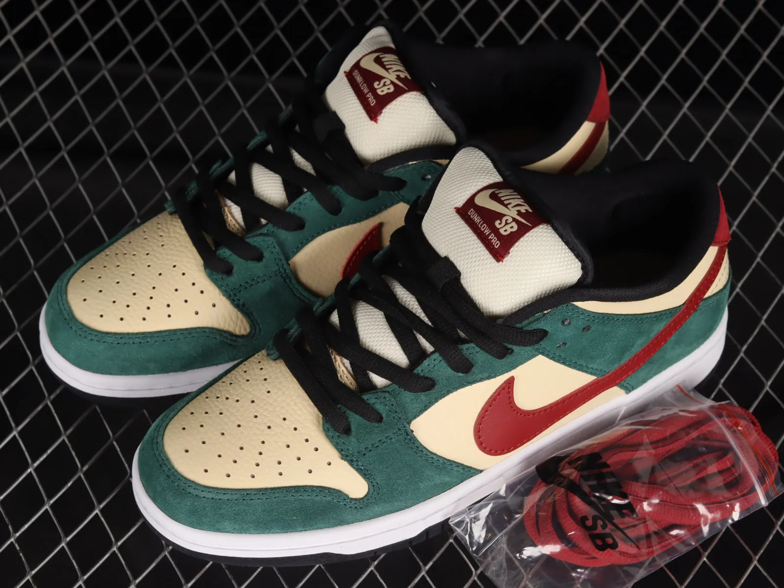 Nike SB Dunk Low Vegas Gold Team Red Team Green 304292-700